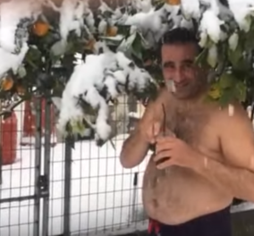 Θαυμάστε τον:Ο ατρόμητος Χρήστος ημίγυμνος με φραπέ στο χέρι στο χιόνι - Βίντεο