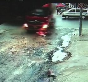 Βίντεο που κόβει την ανάσα: Φορτηγό χωρίς φρένα χτυπάει δύο κοπέλες - Γλιτώνουν και...  