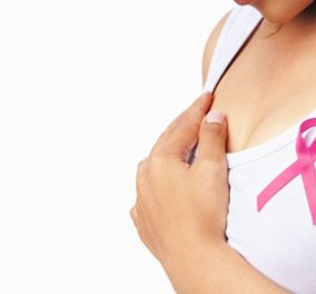 Βρετανή εντόπισε έγκαιρα ένα διακριτικό σημάδι του καρκίνου του μαστού, χάρη σε μια φωτογραφία στο Fb 