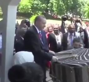 Βίντεο: Ο Τούρκος πρόεδρος Ρετζέπ Ταγίπ Ερντογάν παίζει ταμ ταμ σε επίσημη επίσκεψη στην Τανζανία 