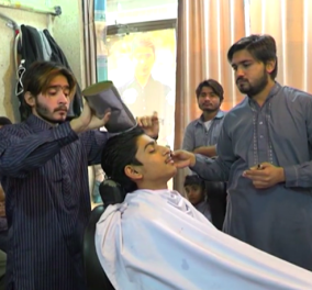 Βίντεο: Θα το κάνατε; Ο μπαρμπέρης Shafqat Rajput κουρεύει με... φωτιά!