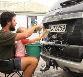 Το βίντεο της ημέρας: Ιδού λοιπόν πως να πλύνετε το αυτοκίνητό σας «παρέα» με το μωρό σας  