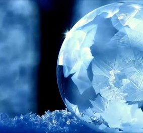 Video of the day: Σαπουνόφουσκα παγώνει από το κρύο & μετατρέπεται σε έργο τέχνης