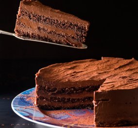 Σας αρέσει η σοκολάτα; Αν ναι, μη χάσετε αυτή την σοκολατένια τούρτα με ρούμι από τον Στέλιο Παρλιάρο