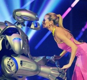 Η πιό επαναστατική είδηση για την μόδα: Νέα ρούχα σαν ρομπότ & φουστάνια από γραφένιο με δημιουργούς επιστήμονες  