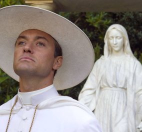 Ο αμαρτωλά ωραίος Jude Law ως νεαρός πάπας που φουμάρει στην TV με σκηνοθέτη τον Σορρεντίνο (φωτό βίντεο)