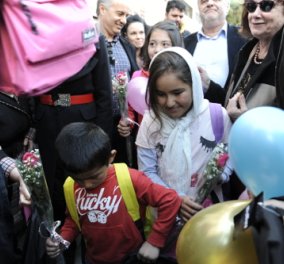 Good News: Με μπαλόνια, λουλούδια & χαμογέλα υποδέχτηκαν τα προσφυγόπουλα σε σχολείο στο Κερατσίνι
