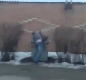 Βίντεο: Ο απατημένος Ρώσος ρίχνει την κοπέλα του στον σκουπιδοτενεκέ επειδή τον απάτησε  