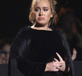 Δύο βίντεο με Adele: Κλαίει όταν παίρνει τα Grammy της & ζητάει συγνώμη γιατί έχασε τα λόγια της... 
