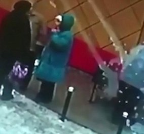 Βίντεο: Γυναίκα τραυματίστηκε από χιόνι που έπεσε από ταράτσα & σωριάστηκε αναίσθητη