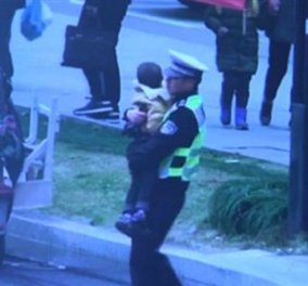 Τροχονόμος κρατά στην αγκαλιά του 5χρονο, θύμα τροχαίου, και συνεχίζει να δουλεύει - Βίντεο
