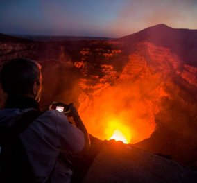 60χρονος επιστήμονας ηφαιστειολόγος και πυροσβέστης έπεσαν μέσα σε ενεργό ηφαίστειο και σώθηκαν 