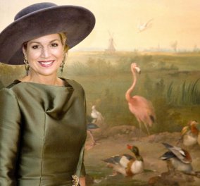 Όταν η Βασίλισσα Μάξιμα της Ολλανδίας ντύθηκε... παράδεισος των πτηνών με καπελίνο & γάντια ασορτί 