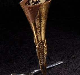 Παλιομοδίτικη μους σοκολάτα με μαγικό touch του Στέλιου Παρλιάρου σε κολονάτα ποτήρια