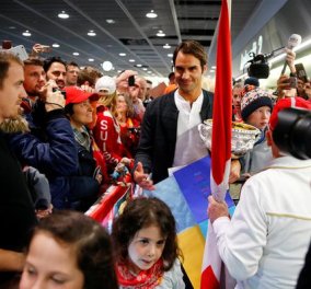 Φώτο, βίντεο: Ο "βασιλιάς" του τένις Φέντερερ αποθεώνεται στο αεροδρόμιο από τους Ελβετούς συμπατριώτες του  