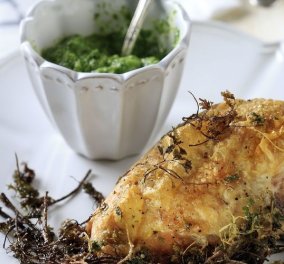 Πρωτότυπο ζουμερό κοτόπουλο με πράσινη σάλτσα από μυρώνια - Μας το δείχνει ο Άκης Πετρετζίκης 