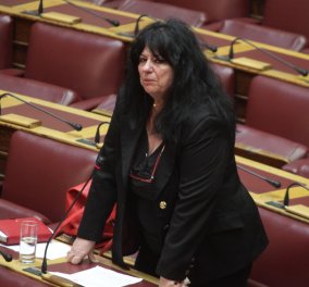Η Άννα Βαγενά ξέσπασε σε κλάματα στη Βουλή στη συζήτηση για τη δημιουργία αποτεφρωτηρίων