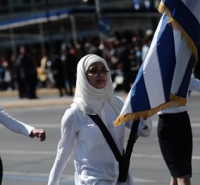 Σημαιοφόρος μαθήτρια φορώντας μαντίλα παρέλασε στο κέντρο της Αθήνας για πρώτη φορά -Φώτο