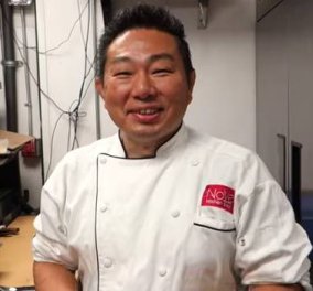 O Master Sushi Chef Hiro Terada μετατρέπει ένα αγγούρι σε κινούμενο φίδι - Video