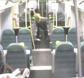 Απίστευτο βίντεο: Επιβάτης σπάει στο ξύλο συνεπιβάτη γιατί τον ξύπνησε σε λάθος στάση μετρό  