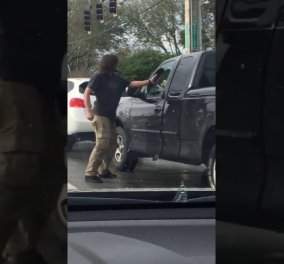Βίντεο: Όταν ο καβγάς γίνεται επικίνδυνος: Σπάει με μπουνιά το παράθυρο, ψεκάζει τον οδηγό με σπρέι πιπεριού και... 