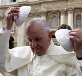 Βίντεο: Καταπληκτικό στιγμιότυπο με μπέμπα να "αρπάζει" το καπέλο του Πάπα την στιγμή που τη φιλάει