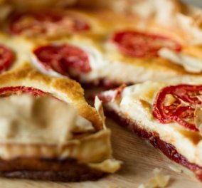 Όσοι δεν νηστεύουν: Πεντανόστιμη πανεύκολη τάρτα με τυριά και chutney ντομάτας από τον Άκη Πετρετζίκη   
