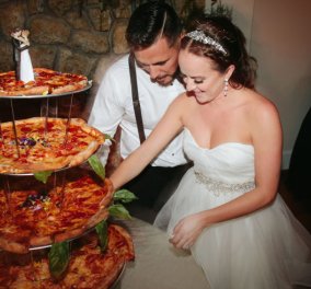 Φώτο- Αντί για τούρτα έκοψαν 4όροφη πίτσα στον γάμο τους! Το ζευγάρι που πρωτοτύπησε!