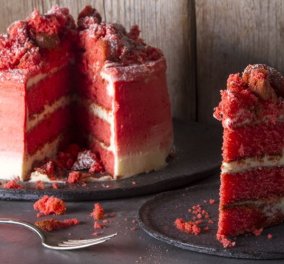 Αυτή είναι η τέλεια συνταγή για το απόλυτο Red Velvet Cake: Το έφτιαξε ο Άκης Πετρετζίκης