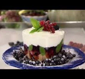 Λευκο Trifle με φρούτα του δάσους δημιουργεί ο Στέλιος Παρλιάρος: Ο master της ζαχαροπλαστικής - Βίντεο
