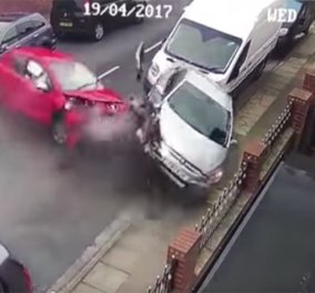 Απίστευτο βίντεο κάνει το γύρο του κόσμου: Οδηγός έπεσε πάνω σε αυτοκίνητα - Τους παράτησε όλους και έφυγε με το σκύλο του