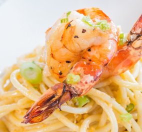 Ο chef των chefs Έκτορας Μποτρίνι: Bucatini με γαρίδες, κολοκυθάκια και φιστίκι