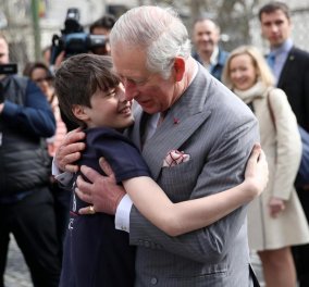 Απίστευτο! Ο Πρίγκηπας Κάρολος αγκαλιάζει σφιχτά ένα Ρουμανάκι τσιγγάνο και δεν είναι η πρώτη φορά -Φώτο