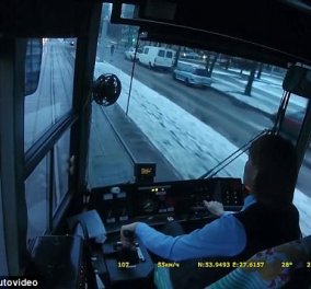 Η απίστευτη αντίδραση γυναίκας οδηγού τραμ που παρέσυρε αυτοκίνητο γίνεται viral στο διαδίκτυο (Βίντεο)