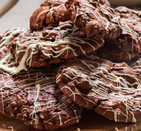Είναι αμαρτία - Τα πιο μαλακά μπισκότα τριπλής σοκολάτας από τον Άκη Πετρετζίκη (Βίντεο)