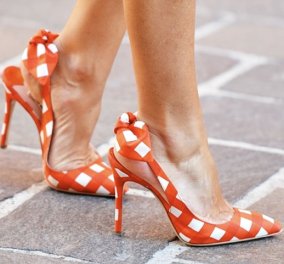 Τα λατρεμένα παπούτσια της εποχής - Ξέφτερνα με ψηλά ή μεσαία τακούνια κάνουν πιο σικ τις εμφανίσεις σας