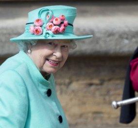 Ποια Κέϊτ; Η βασίλισσα Ελισάβετ με ασορτί τυρκουάζ μαντό- καπελίνο & ροζ τριανταφυλλάκια πήγε στη λειτουργία του Πάσχα- Φώτο