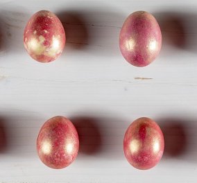 Αν δεν τα έχετε ετοιμάσει ήδη: Αυγά βαμμένα με χρυσό μας δείχνει ο Άκης Πετρετζίκης