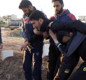 Η εικόνα που στοιχειώνει την ανθρωπότητα: Ο πατέρας αγκαλιά με τα νεκρά δίδυμα στη χημική επίθεση του Άσαντ (Βίντεο)