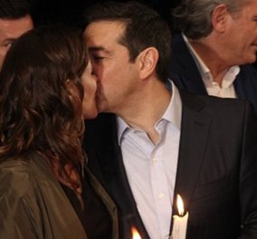 Φώτο- Βίντεο: Το φιλί της αγάπης του Αλέξη Τσίπρα στην Μπέτυ Μπαζιάνα το βράδυ της Ανάστασης