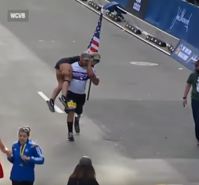 Story of the day: Πεζοναύτης με τεχνητό πόδι τερμάτισε σε μαραθώνιο με τη γυναίκα του στους ώμους (Φωτό - Βίντεο)
