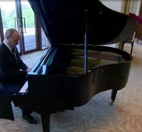  Βίντεο- Και πιανίστας! Ο Βλαντιμίρ Πούτιν παίζει πιάνο ενώ περιμένει να συναντηθεί με τον Κινέζο Πρόεδρο