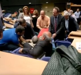Βίντεο: Η στιγμή που πετάνε έξω από το Περιφερειακό Συμβούλιο τον Θάνο Τζήμερο- Είχε προηγηθεί επίθεσή του σε στέλεχος του ΚΚΕ