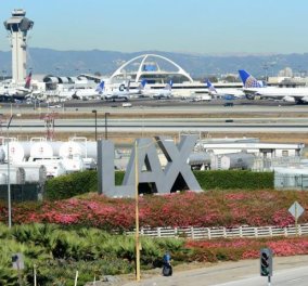 Πανικός στο αεροδρόμιο του Λος Άντζελες: Αεροσκάφος συγκρούστηκε με φορτηγό -8 τραυματίες