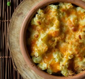 Μία πρωτότυπη συνταγή από τον Άκη Πετρετζίκη: Αρακάς φούρνου με πουρέ πατάτας