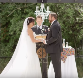 Ξεκαρδιστικό βίντεο γάμου: Την ώρα που της λέει τους όρκους αγάπης την χαστουκίζει στο πρόσωπο - Δείτε γιατί