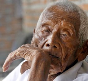 Ο μεγαλύτερος άνθρωπος στον κόσμο έφυγε από τη ζωή στα 146: Ο Ινδονήσιος υποστήριζε ότι γεννήθηκε το 1870 (Φωτό & Βίντεο)