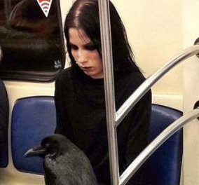 Γυναίκα μπήκε στο μετρό μαζί με το κατοικίδιο της... ένα μαύρο κοράκι! -Φώτο