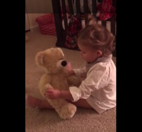Το πιο γλυκό βίντεο της ημέρας: Κοριτσάκι ακούει την φωνή του μπαμπά της μετά από καιρό μέσω του αρκούδου του