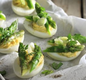 Υπέροχα γεμιστά αυγά με ανοιξιάτικα σπαράγγια- Ο Άκης Πετρετζίκης σε μια πρωτότυπη συνταγή
